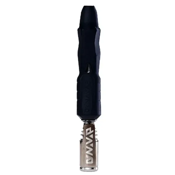 Vaporizador DynaVap B2 dispuesto en vertical sobre fondo blanco, con cuerpo negro contorneado y extremo metálico con el logotipo.