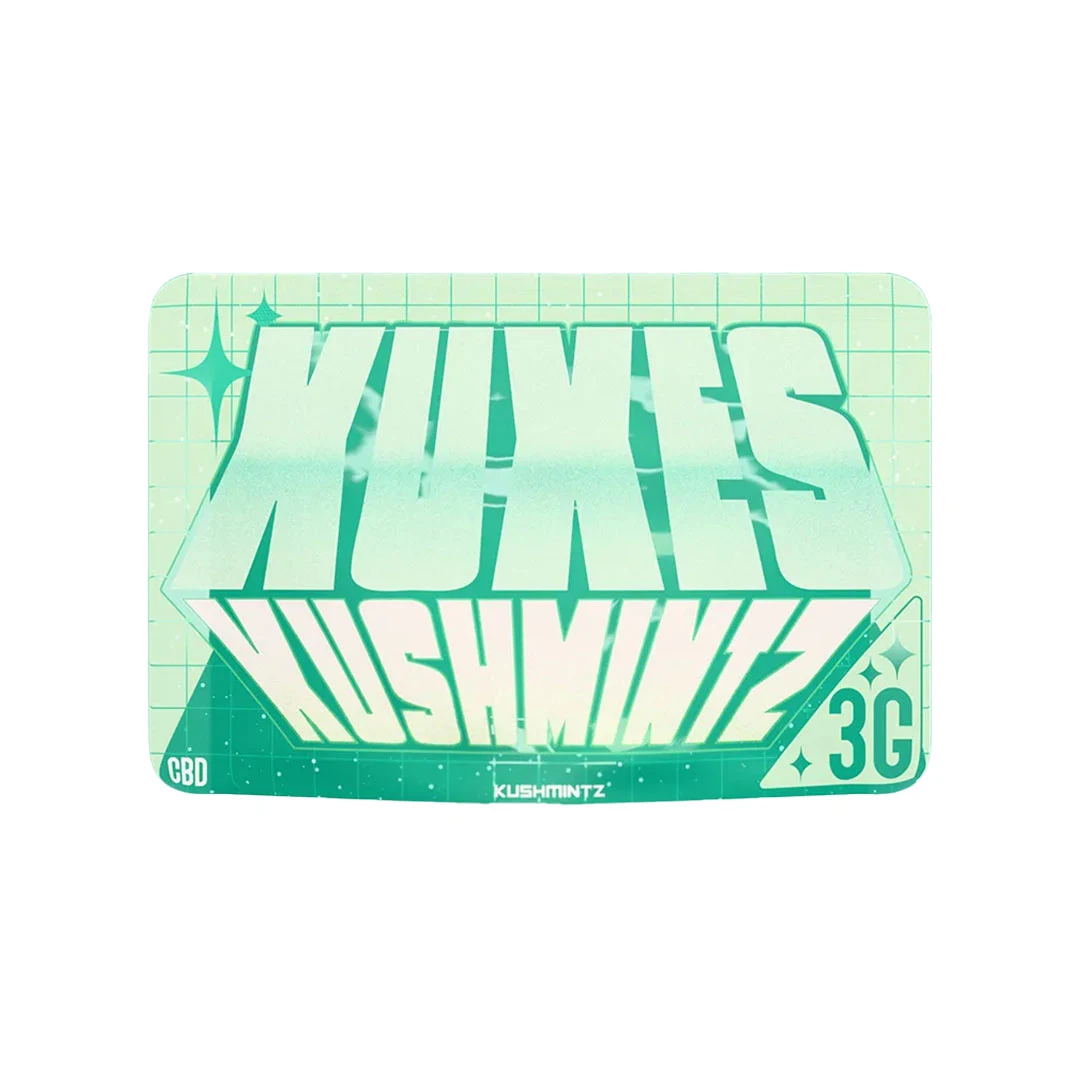 Envase rectangular verde de Xuxes Kush Mintz, con grandes letras claras, fondo cuadriculado y las indicaciones CBD y 3G.