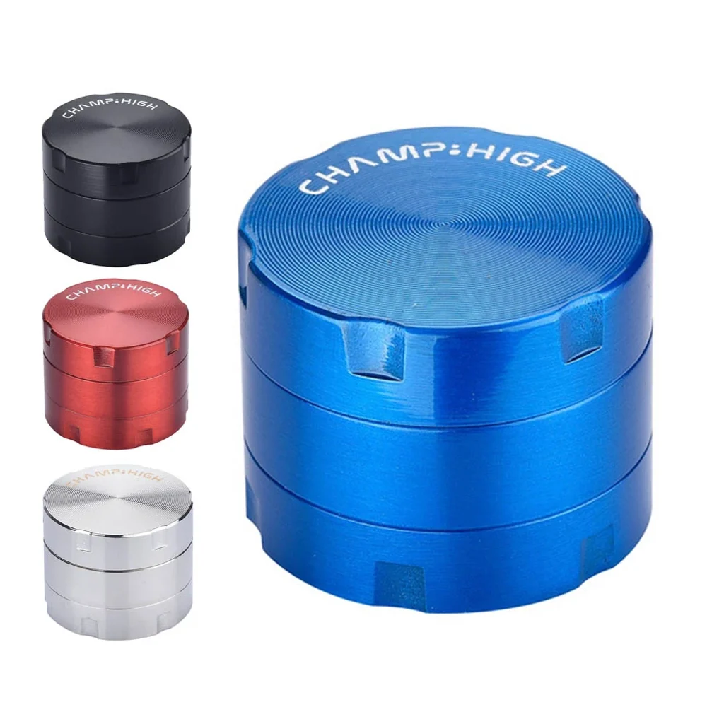 Selección de grinders CHAMP HIGH en azul, negro, rojo y plateado, con el modelo azul ampliado y tapas con surcos concéntricos.