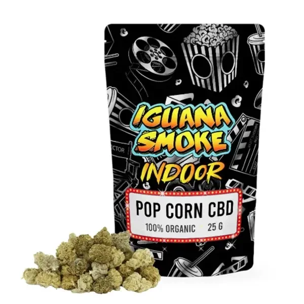 Bolsa negra de Iguana Smoke Indoor con rótulo Pop Corn CBD de 25 g y motivos de cine, junto a varios cogollos pequeños.
