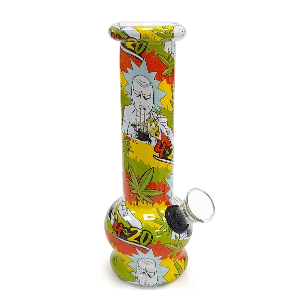 Bong Rick & Morty con tubo recto, base abombada y cazoleta lateral, decorado con dibujos multicolores, hojas y el número 420.