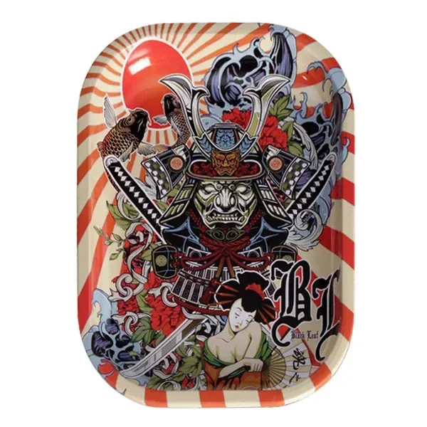 Bandeja Ronin & Geisha de esquinas redondeadas, decorada con un guerrero con armadura, una geisha y rayos rojos sobre fondo crema.
