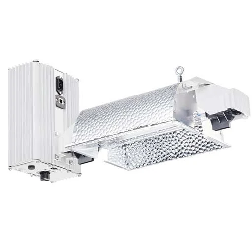 Equipo de iluminación Gavita Pro E DE con reflector de superficie facetada, carcasa lateral blanca con aletas y anilla de suspensión.
