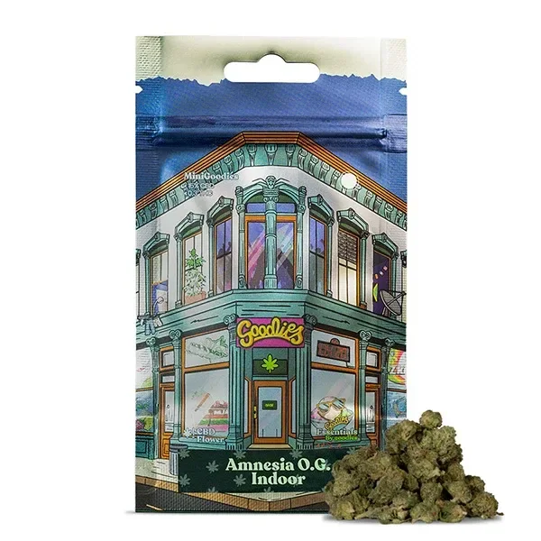 Bolsa Goodies con ilustración de una tienda y texto «Amnesia O.G. Indoor», junto a un pequeño montón de cogollos sobre fondo blanco.