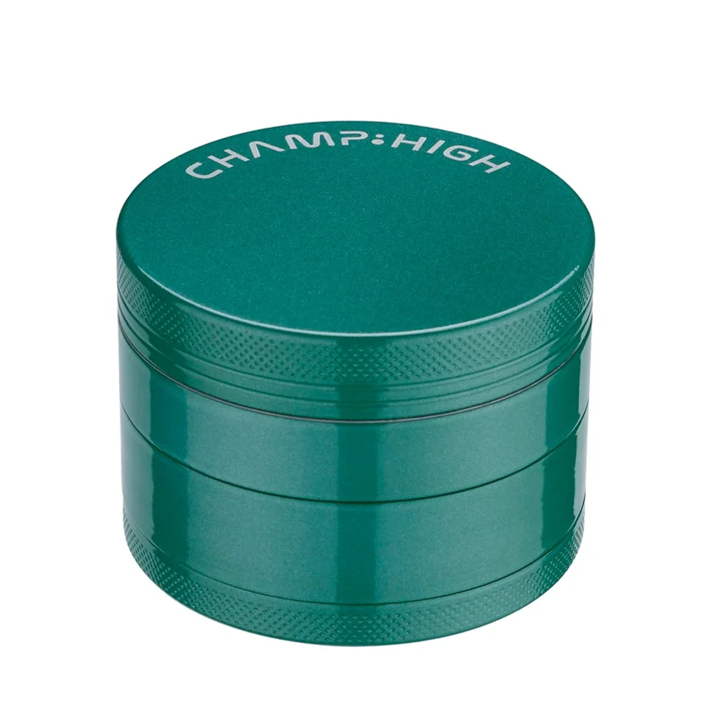 Grinder metálico CHAMP de color verde, cerrado y visto en perspectiva, con cuerpo dividido en secciones y bordes texturizados.