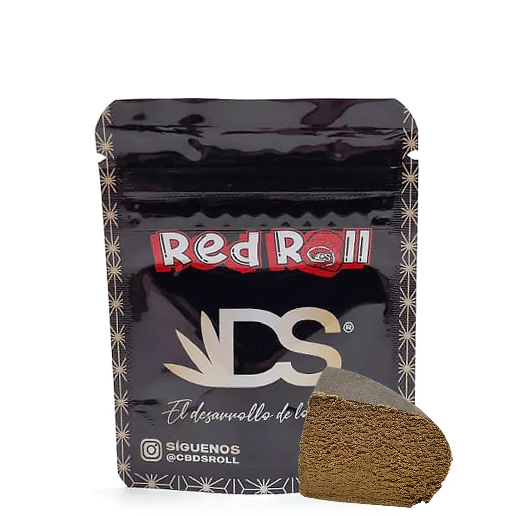 Bolsa negra de Hash Cbdsroll Red Roll con letras blancas y rojas, junto a un bloque marrón de corte rugoso sobre fondo blanco.