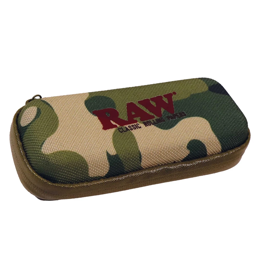 Funda RAW cerrada, con estampado de camuflaje verde y beige, bordes marrones, cremallera y logotipo rojo en la parte superior.
