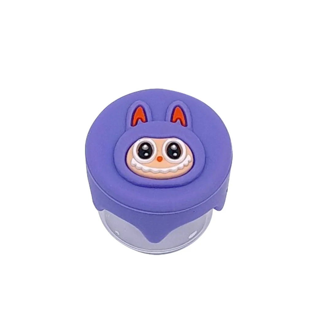 Bote Labubu con base transparente y tapa morada decorada con un personaje de orejas largas, ojos grandes y sonrisa dentada.
