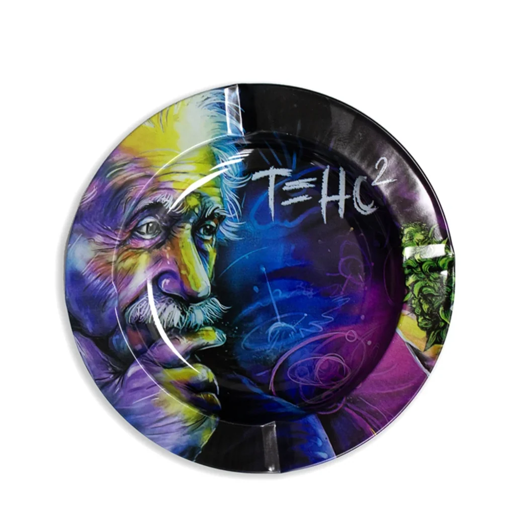 Cenicero redondo con retrato multicolor de Einstein, inscripción THC² y muescas en el borde, visto desde arriba sobre fondo blanco.