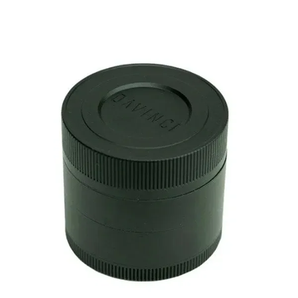 Grinder Da Vinci verde oscuro, cilíndrico y cerrado, con bordes estriados y nombre grabado en la tapa, sobre fondo blanco.