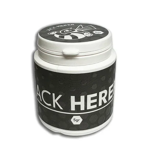 Bote blanco de CBD Bee Jack Herer con tapa cerrada, etiqueta negra de patrón hexagonal e indicación de 5 gr sobre fondo blanco.