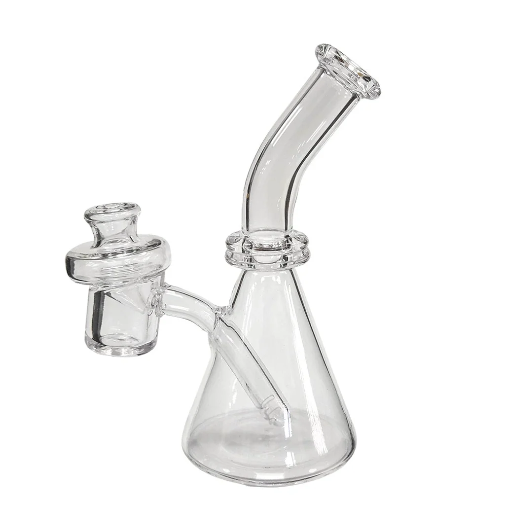 Bong de cristal transparente con base cónica, cuello curvado y cazoleta lateral con tapa, sobre fondo blanco.