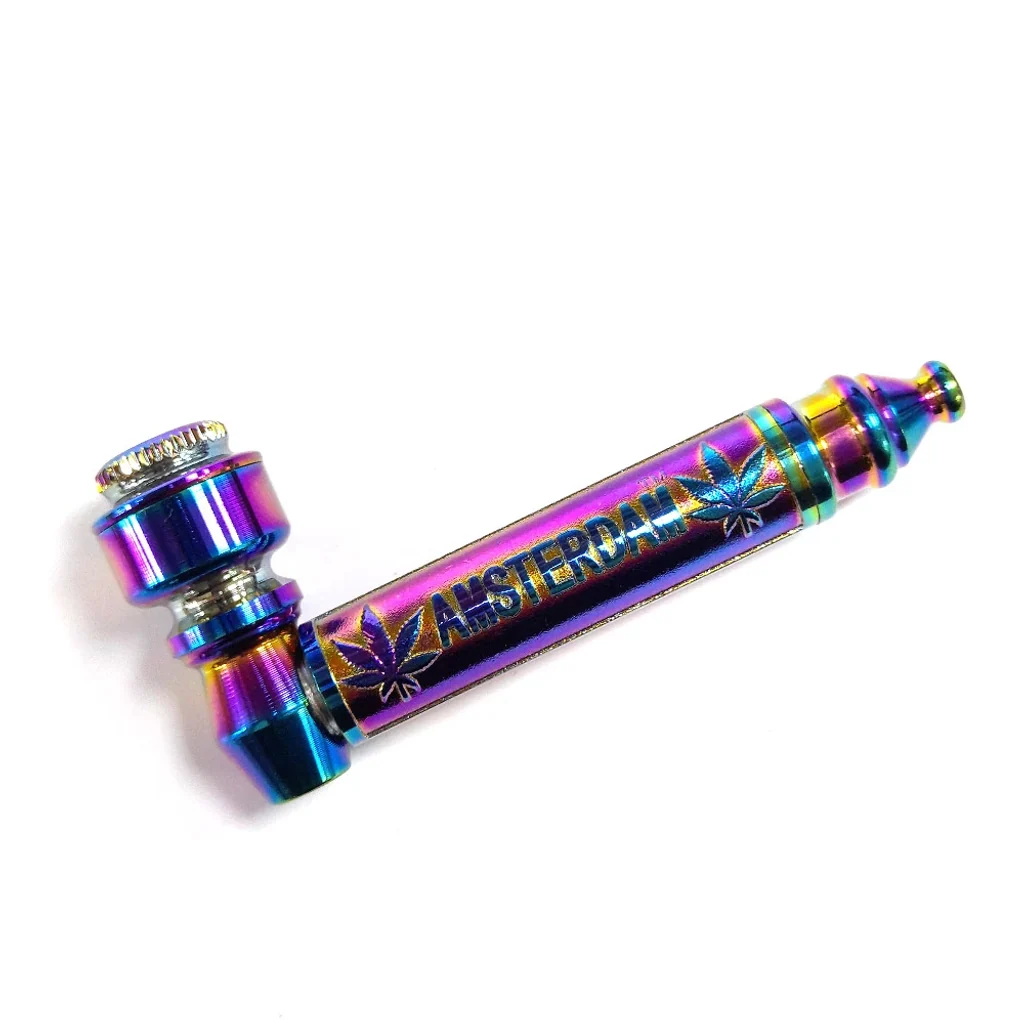 Pipa metálica Amsterdam Rainbow en diagonal, con acabado multicolor, cazoleta con tapa y hojas de cannabis decorativas.