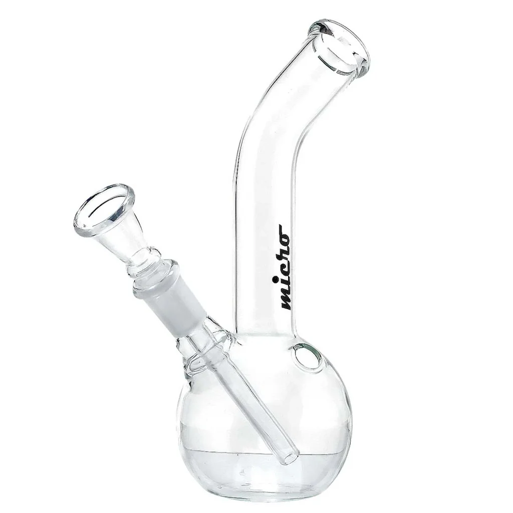 Bong de cristal Micro transparente, con base redondeada, cuello curvo, cazoleta lateral y logotipo negro sobre fondo blanco.
