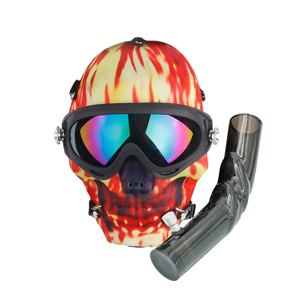 Máscara Skull Flames con calavera y llamas rojas y amarillas, gafas de lentes multicolor y tubo de bong oscuro acoplado a un lado.