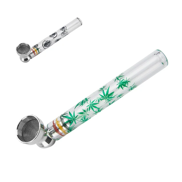 Pipas de tubo transparente y cazoleta metálica en diseños distintos: hojas verdes en primer plano y motivos negros en la vista superior.