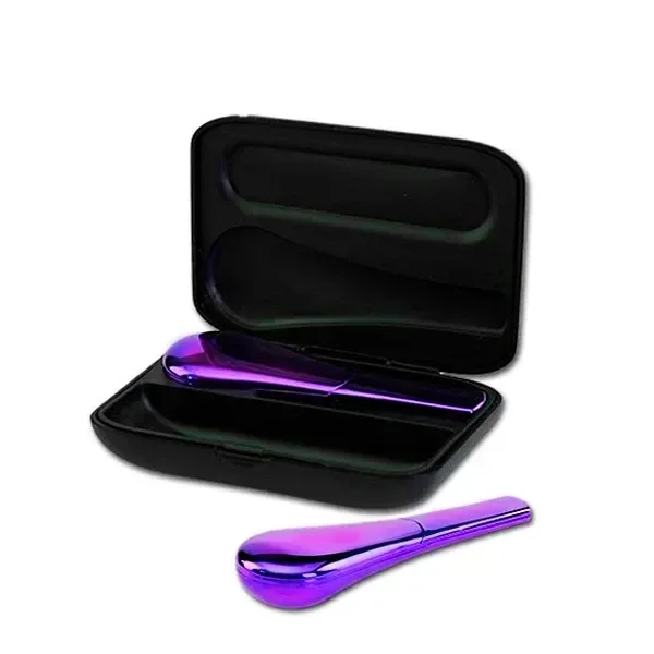 Pipa Jopi Rainbow de acabado brillante violeta junto a un estuche negro abierto que contiene otra pieza de aspecto similar.