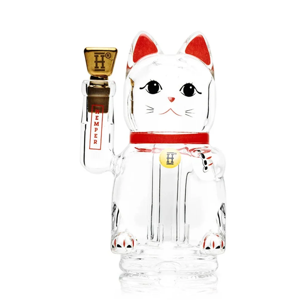 Bong de cristal Hemper Lucky Cat con forma de gato, detalles rojos, ojos negros, medallón dorado y cazoleta dorada en un lateral.