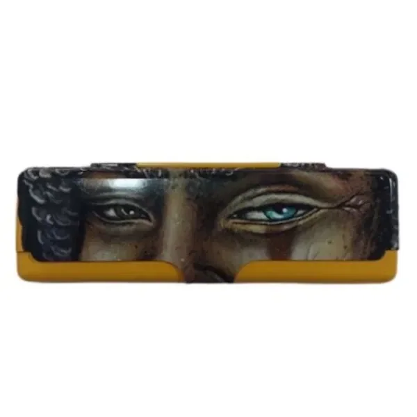 Cajita rectangular para papel de fumar Rolling Circus, con bordes amarillos y una ilustración de un rostro con un ojo azul.