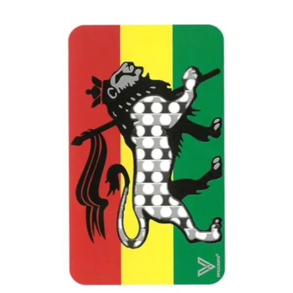 Grinder de tarjeta con franjas roja, amarilla y verde, un león negro con corona y una zona de perforaciones plateadas. Grinder de tarjeta con franjas roja, amarilla y verde, un león negro con corona y una zona de perforaciones plateadas.