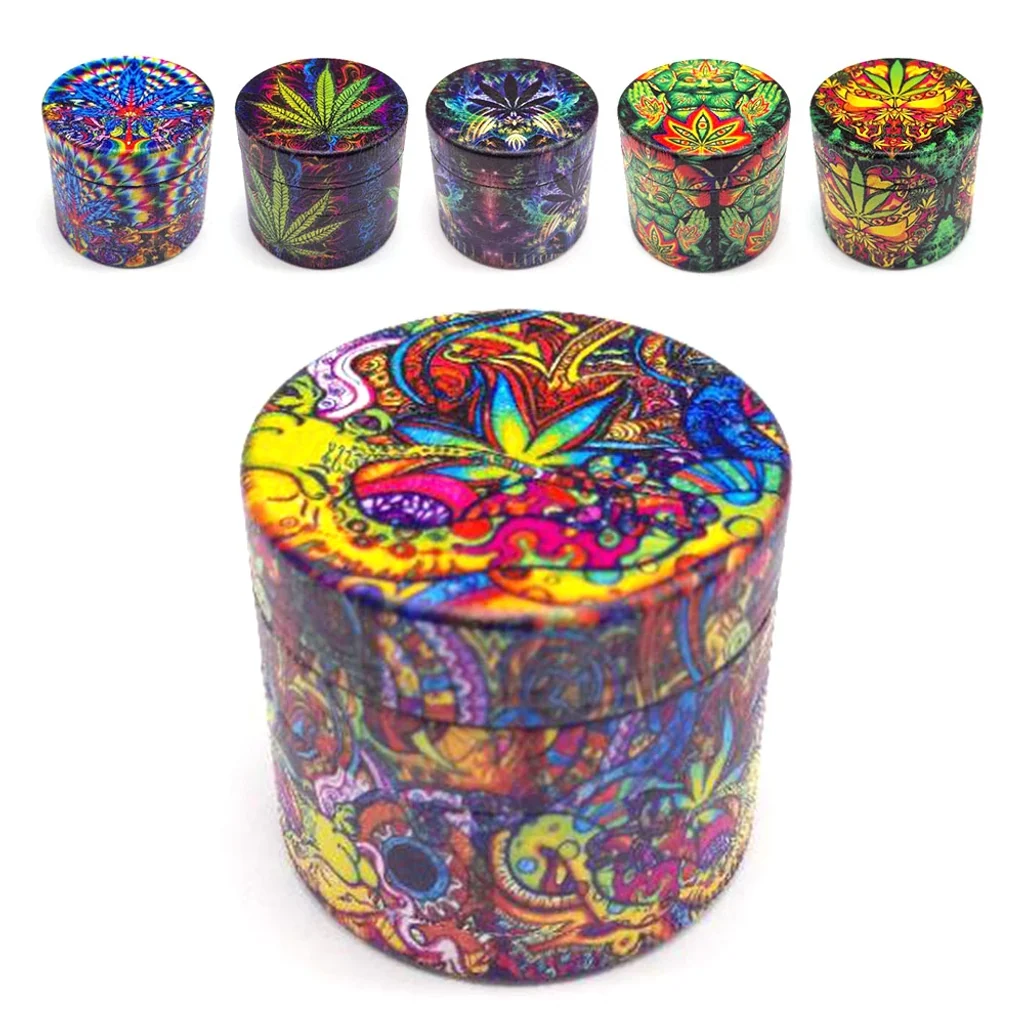Selección de grinders cilíndricos con hojas de cannabis y motivos multicolores, con un modelo ampliado en primer plano sobre fondo blanco.