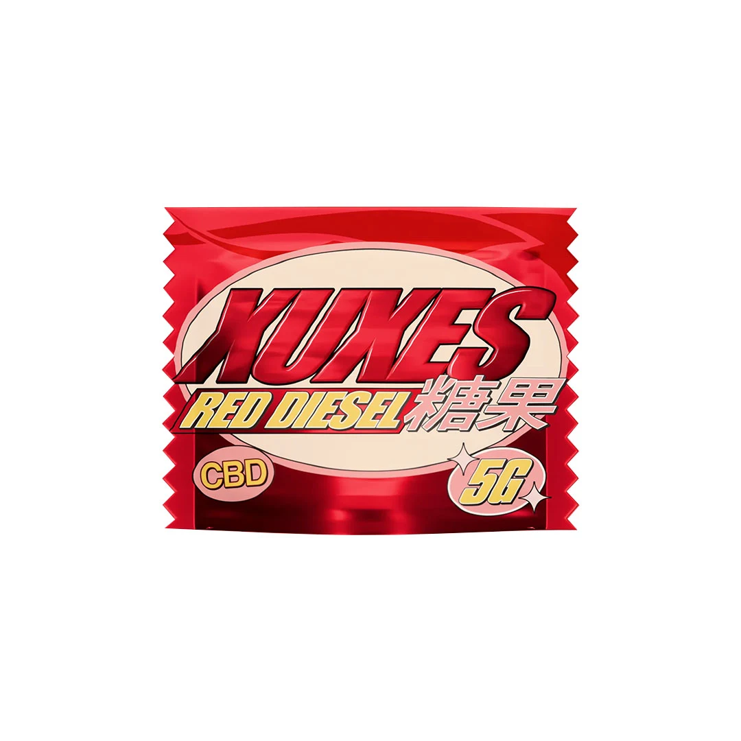 Envoltorio rojo de Xuxes Red Diesel sobre fondo blanco, con letras grandes, caracteres orientales y las indicaciones CBD y 5G.