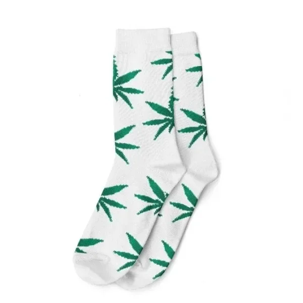 Calcetines blancos de caña alta con hojas de cannabis verdes, superpuestos sobre fondo blanco.