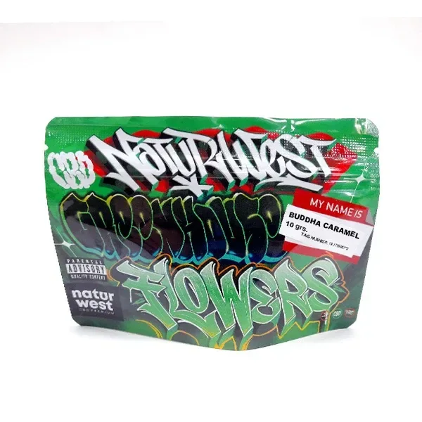 Bolsa verde Naturwest con diseño de grafiti, texto «Flowers» y etiqueta blanca Buddha Caramel en la esquina superior derecha.