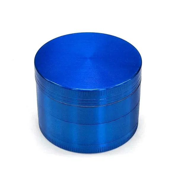 Grinder Electric Blue cerrado, de forma cilíndrica y acabado azul brillante, con varias secciones y bordes estriados sobre fondo blanco.