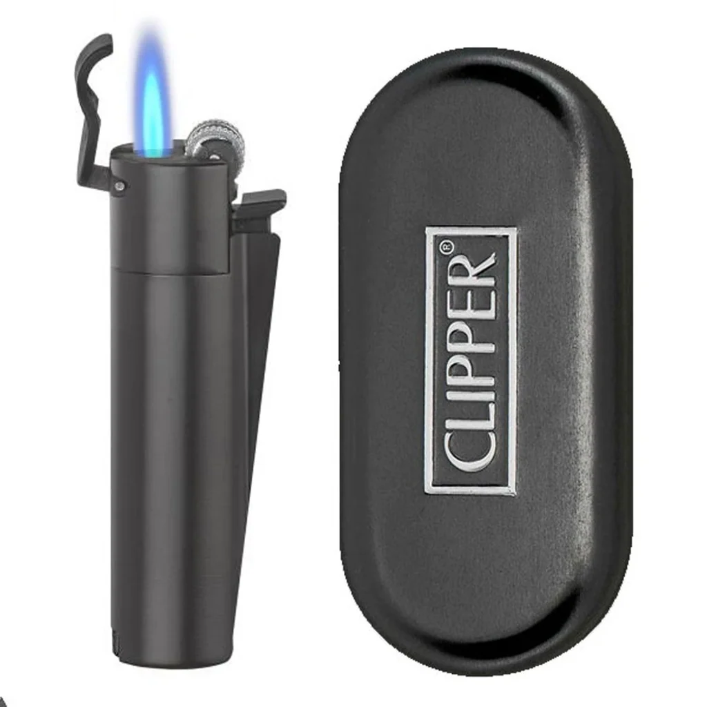 Mechero Clipper Metal Jet Flame negro mate con tapa abierta y llama azul, junto a un estuche negro con el logotipo Clipper.