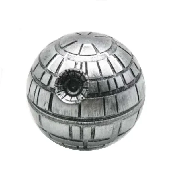Grinder Star Wars Silver cerrado, de forma esférica y acabado plateado, con paneles grabados y un detalle circular oscuro frontal.