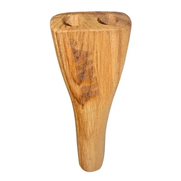 Pipa de madera de doble tiro, con cuerpo alargado que se estrecha hacia la base y dos cavidades visibles en la parte superior.