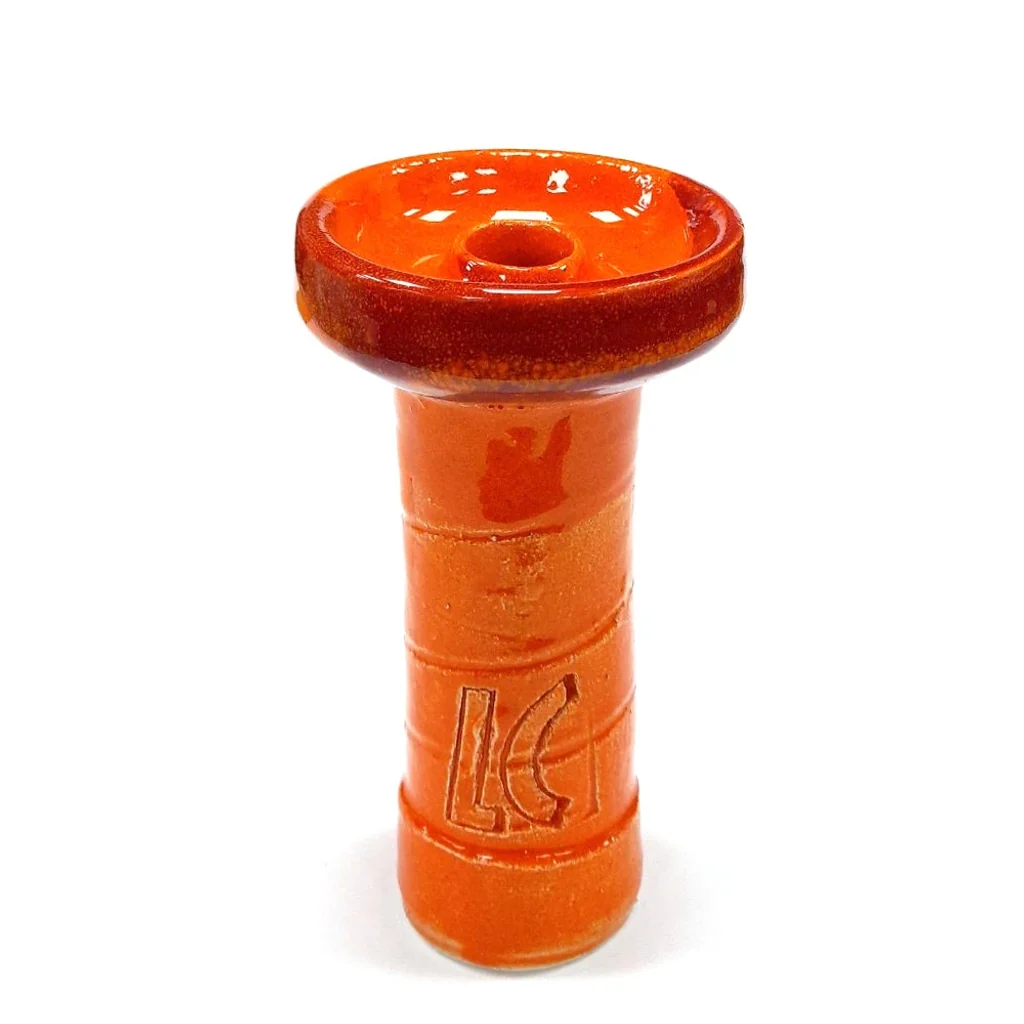 Cazoleta de shisha naranja con acabado brillante, borde ancho rojizo, orificio central elevado y logotipo grabado en el cuerpo.