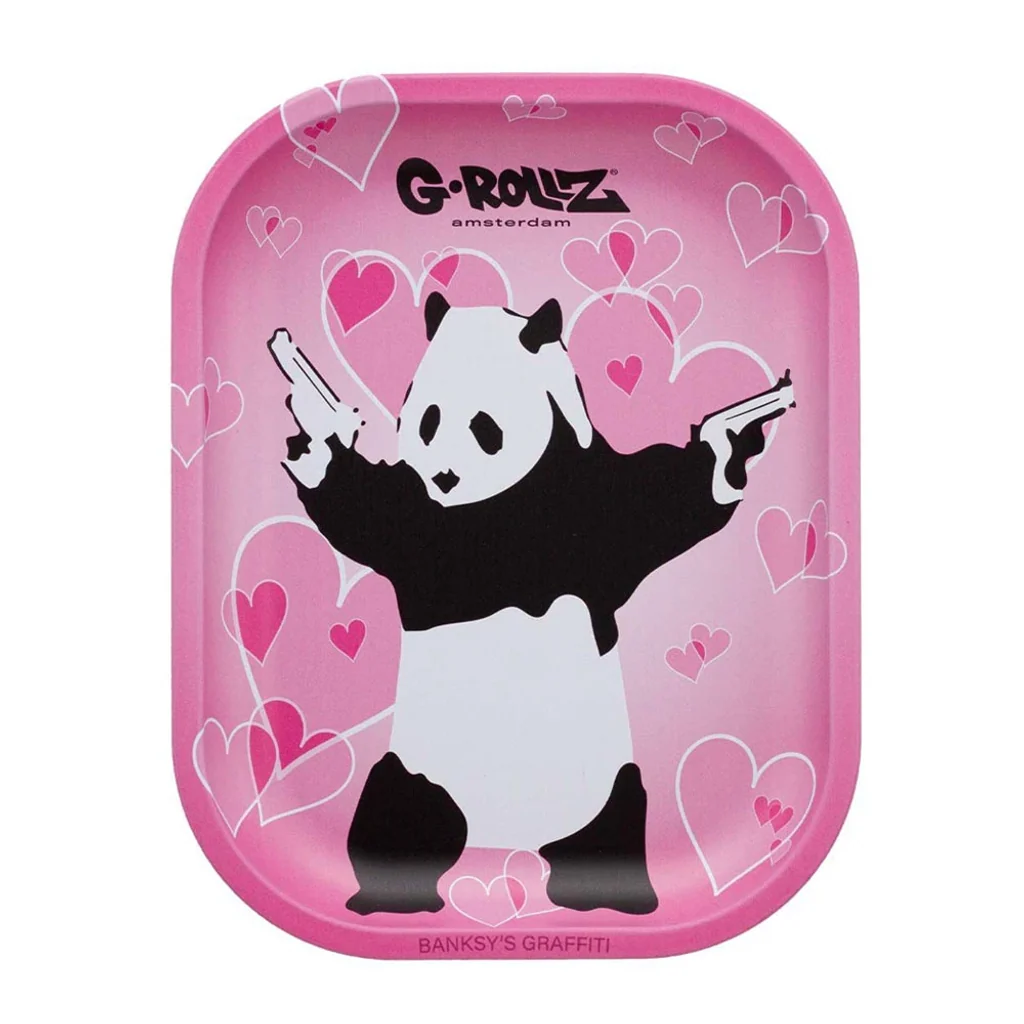 Bandeja rosa G-Rollz Banksy Panda Gunnin, con bordes redondeados y un panda que sostiene pistolas entre dibujos de corazones.