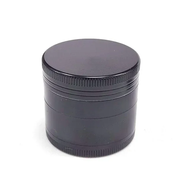 Grinder polinizador negro de forma cilíndrica, cerrado, con tapa lisa, bordes estriados y varias secciones visibles sobre fondo blanco.