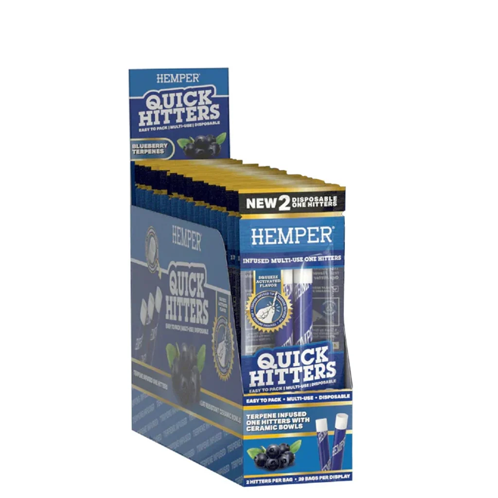 Expositor azul Hemper Quick Hitters Blueberry con varios sobres de pipas One Hitter y dibujos de arándanos en los envases.