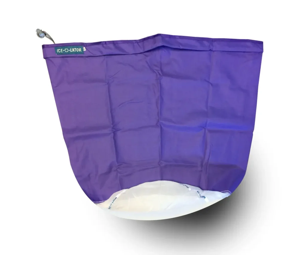 Bolsa Ice-O-Lator morada, abierta y extendida, con borde superior reforzado, cordón de ajuste y fondo de malla blanca. Bolsa Ice-O-Lator morada, abierta y extendida, con borde superior reforzado, cordón de ajuste y fondo de malla blanca.