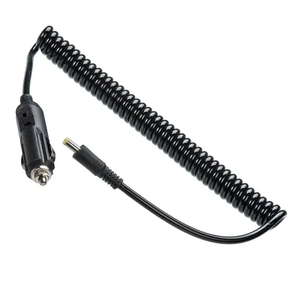 Cargador de coche para Mighty con cable negro en espiral, enchufe para la toma del vehículo y conector cilíndrico sobre fondo blanco.