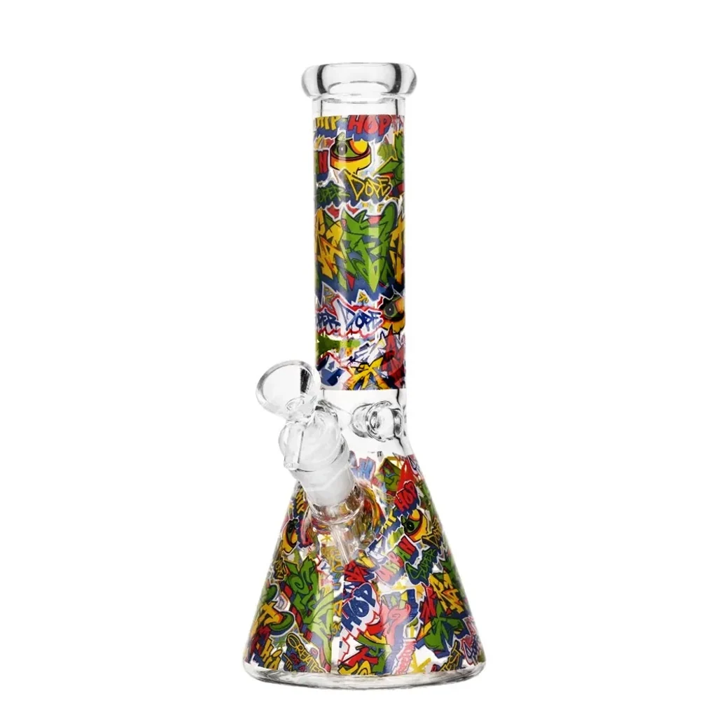 Bong transparente de base ancha y cuello recto, decorado con grafitis multicolores y con cazoleta lateral, sobre fondo blanco.