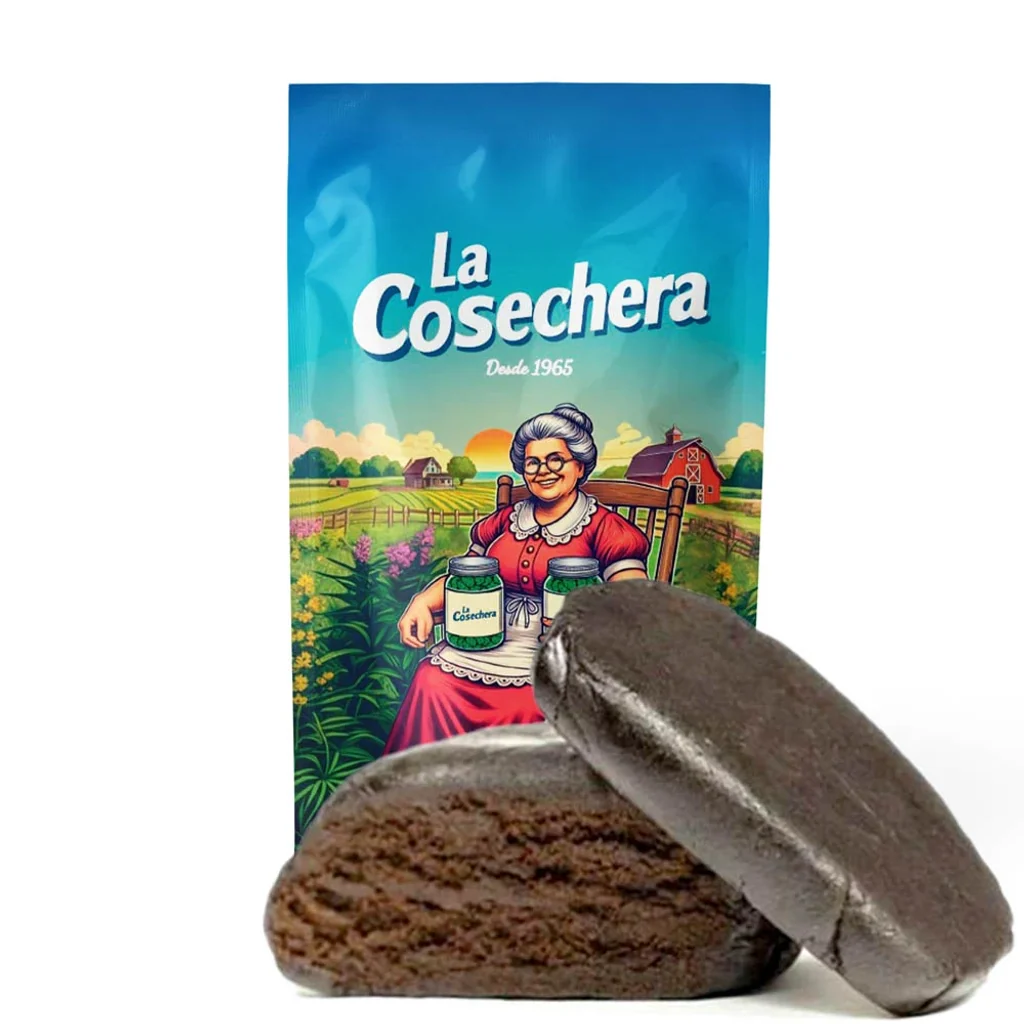 Hash La Cosechera Doble Zero en piezas marrones, una abierta con interior desmenuzado, ante un envase azul con una mujer ilustrada en un paisaje rural.