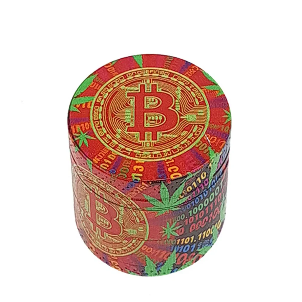 Grinder cilíndrico visto en perspectiva, con fondo rojo y motivos multicolores de Bitcoin, hojas de cannabis y cifras binarias.