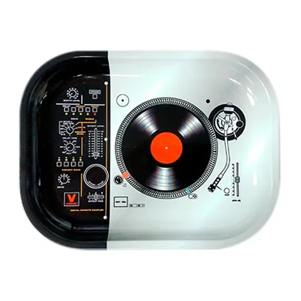Bandeja rectangular de esquinas redondeadas con diseño de tocadiscos, disco negro de centro rojo y panel lateral de controles.