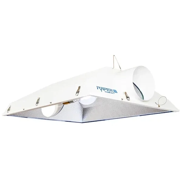 Reflector Raptor XL visto desde abajo y de lado, con carcasa blanca, interior plateado texturizado y abertura circular lateral. Reflector Raptor XL visto desde abajo y de lado, con carcasa blanca, interior plateado texturizado y abertura circular lateral.