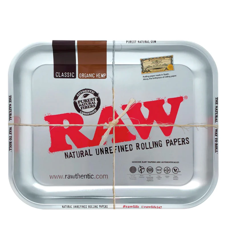 Bandeja RAW rectangular de bordes redondeados, con logotipo rojo y textos negros sobre fondo plateado, cruzada por un cordel.