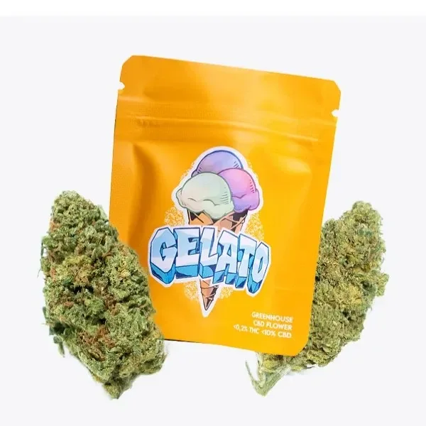 Bolsa amarilla Gelato con un cono de helado ilustrado, flanqueada por dos cogollos verdes sobre fondo claro.