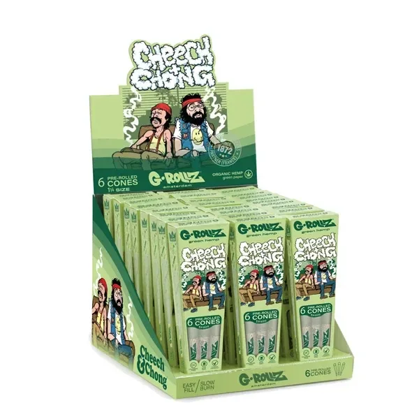 Expositor verde de conos G-Rollz con blísteres y dibujos de Cheech & Chong sentados en un sofá; los envases indican 6 conos.