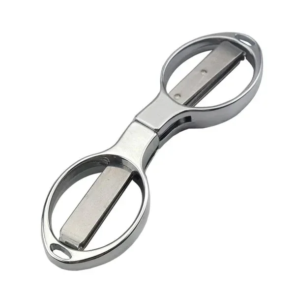 Tijera plegable Pocket Grindear Silver cerrada, con dos aros ovalados y piezas abatibles recogidas en su interior, sobre fondo blanco.