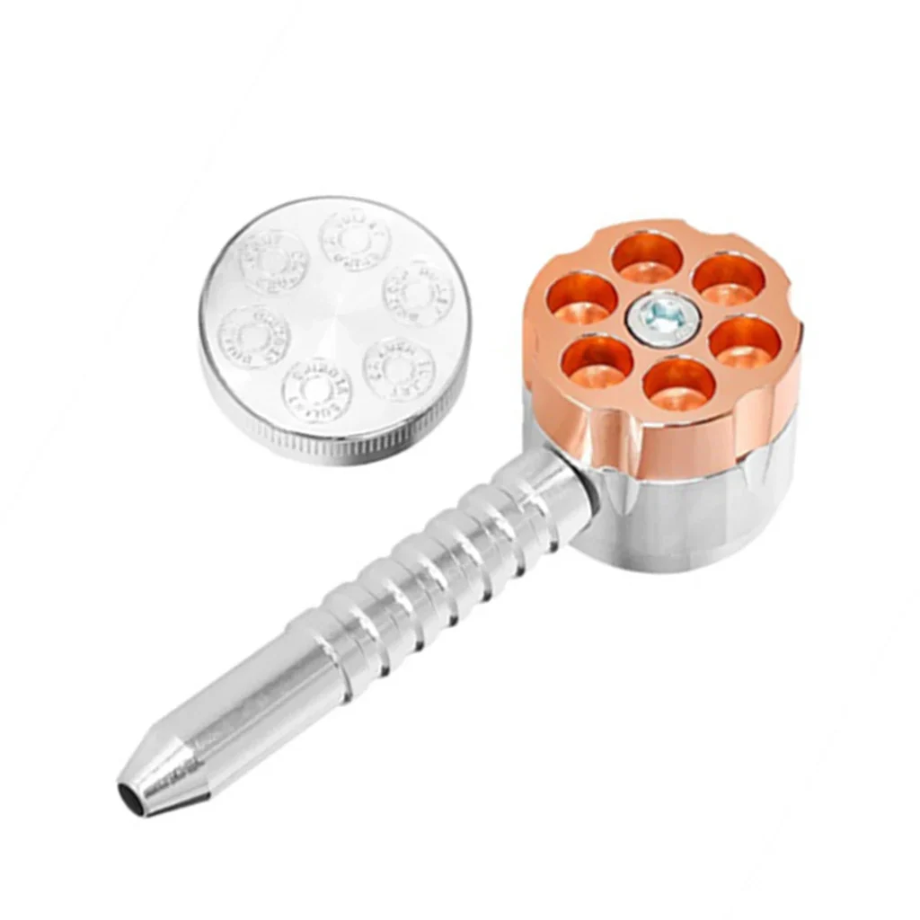 Pipa metálica 6 Shooter & Grinder con boquilla alargada plateada, cabezal cobrizo de seis cavidades y tapa circular separada.