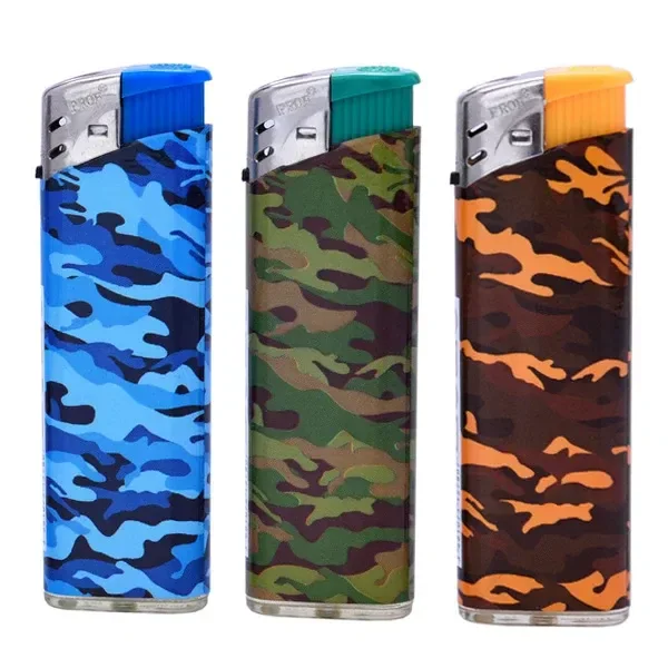 Mecheros piezoeléctricos con estampados de camuflaje en variantes azul, verde y naranja, alineados sobre fondo blanco.