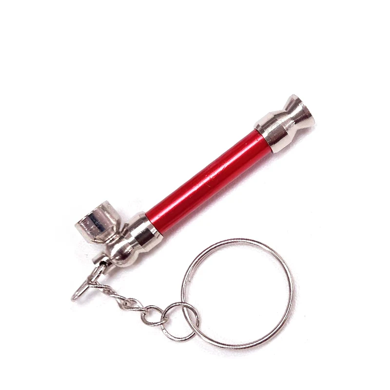 Pipa mini de metal con cuerpo rojo y extremos plateados, unida por una cadena a una anilla de llavero sobre fondo blanco.